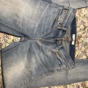 Light blue wash ankle jeans